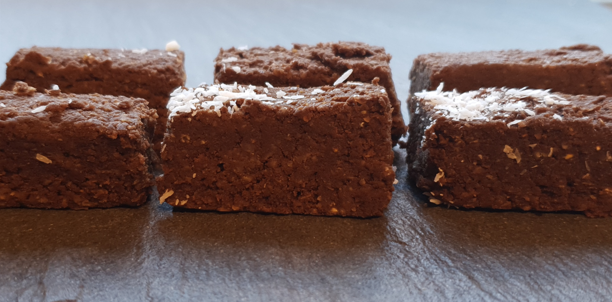 Schoko-Protein-Riegel auf Steinplatte